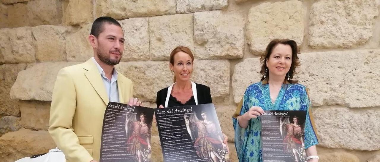 Raúl Alonso, Marian Aguiar y María José Muñoz, durante la presentación del cartel.