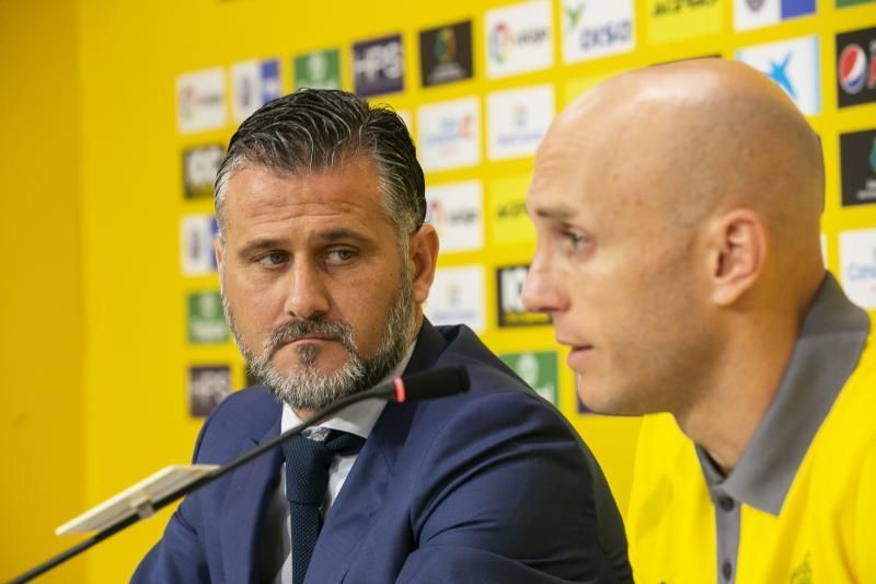 08.06.18. Las Palmas de Gran Canaria. Fútbol segunda división temporada 2018-19. Toni Otero, secretario técmico, presenta a Nauzet Pérez, como primer fichaje de la temporada de la UD Las Palmas. Estadio de Gran Canaria . Foto Quique Curberlo.  | 08/06/2018 | Fotógrafo: Quique Curbelo