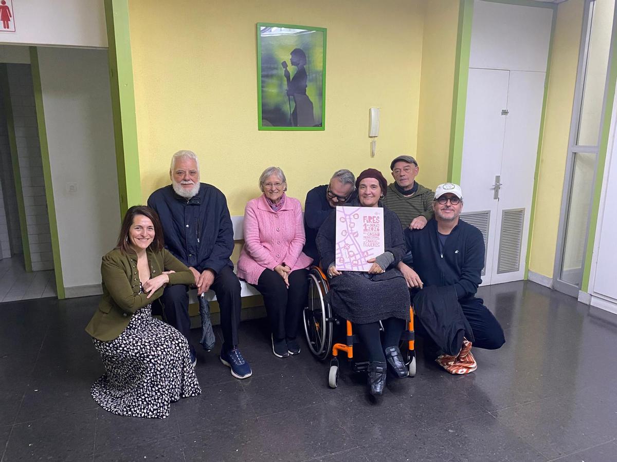 Membres del jurat i la guanyadora amb el cartell escollit.