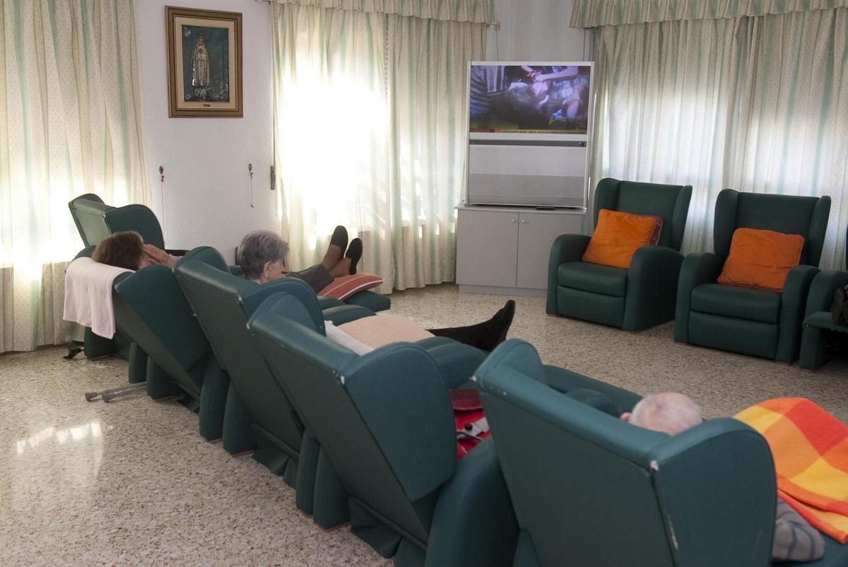 Usuarios de la residencia San Rafael de Enguera, en una imagen de archivo.