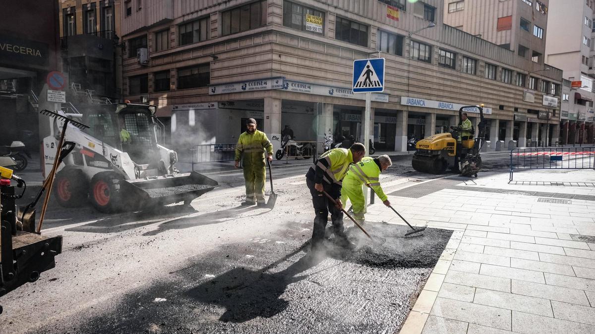 Foto de archivo de los trabajos de asfaltado en la calle Juan Carlos I en Badajoz.