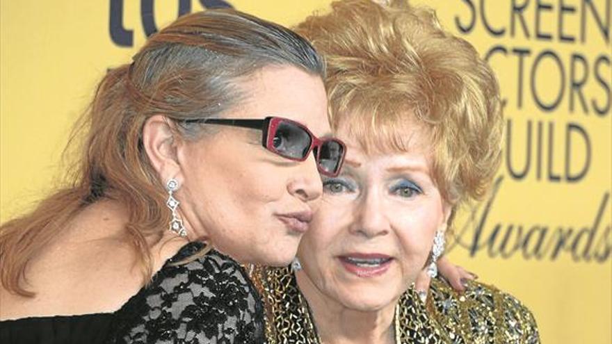 Debbie Reynolds muere un día después que su hija Carrie Fisher
