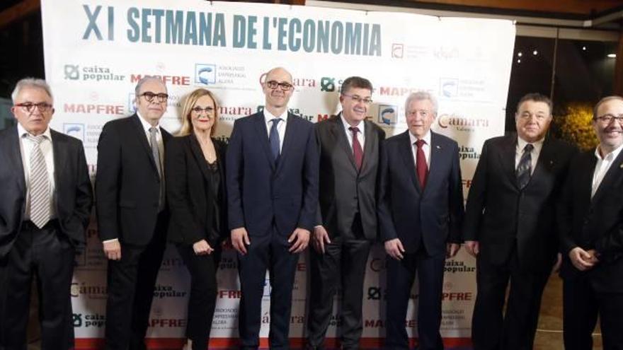 Los galardonados junto al presidente de las Corts y el alcalde de Alzira