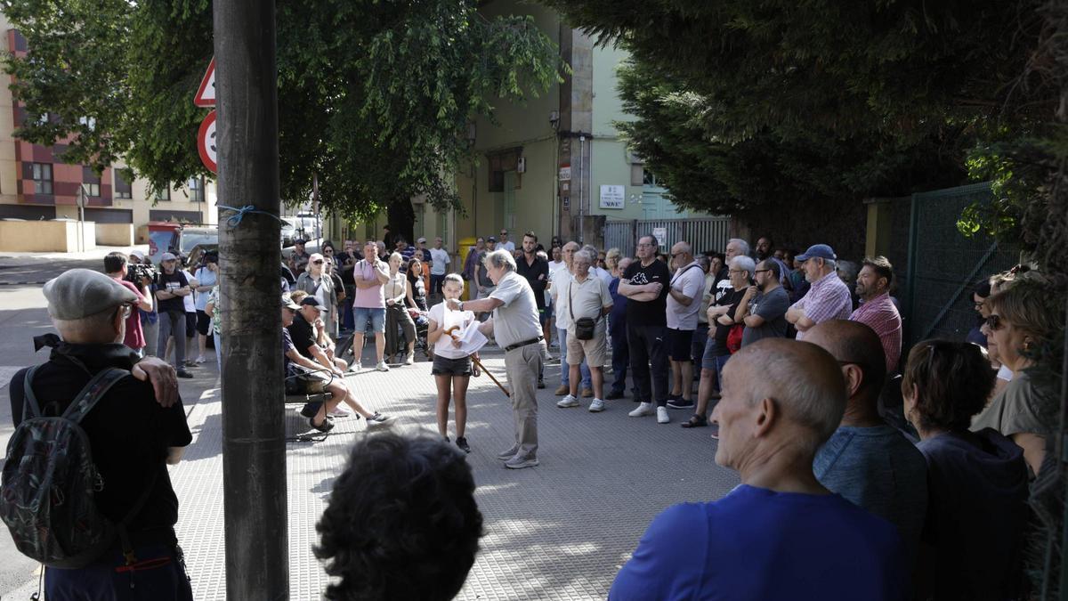 Concentración de protesta ante el colegio de Jove.