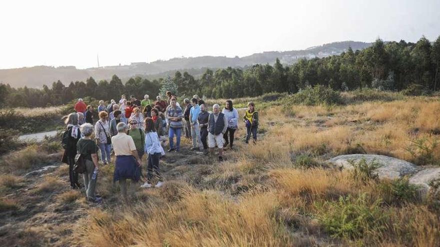 Participantes en una visita al emplazamiento previsto para la planta de Santa Icía.