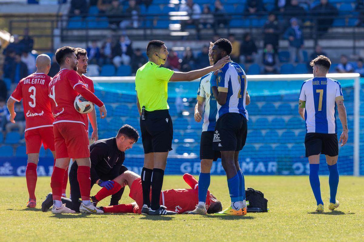 Thierry Torres da explicaciones a Jean Paul tras la expulsión del galo con roja directa en el partido contra el Prat.