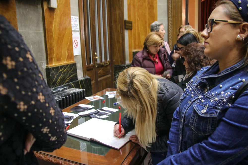 Cientos de personas pasan por delante de la urna con las cenizas del cantante para rendirle el último homenaje