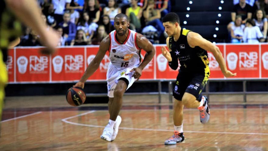 Lundberg persigue a Granger en el partido de ayer.