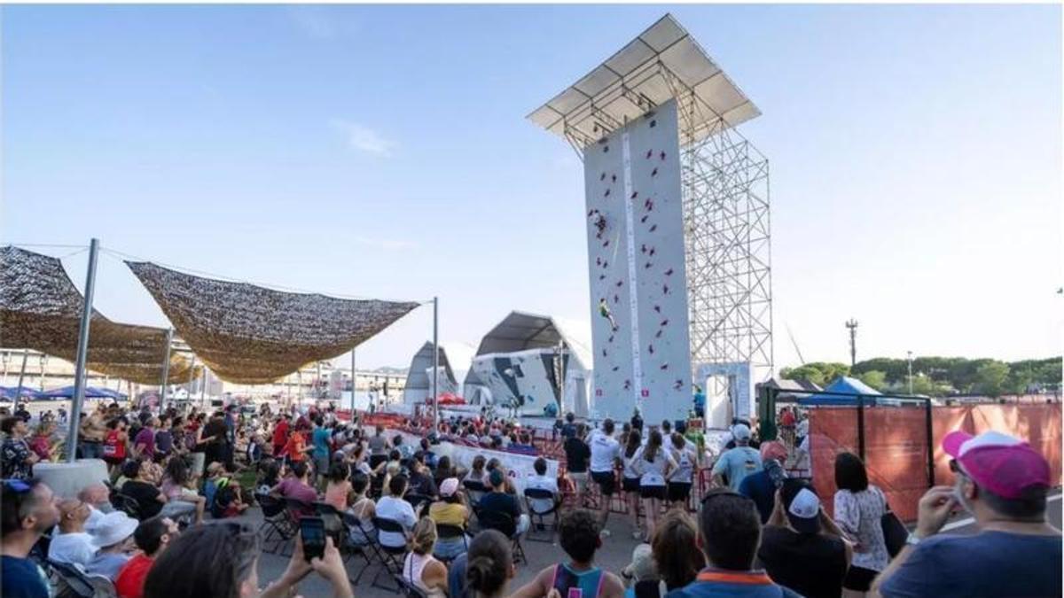 El públic va assistir amb expectació a la zona de l'escalada