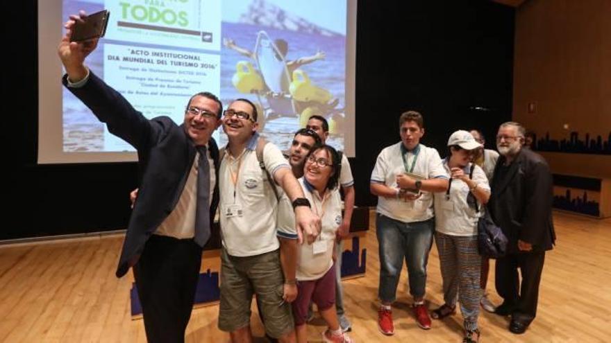 El alcalde de Benidorm se fotografía con algunos usuarios del Doble Amor, tras entregarles el Premio Ciudad de Benidorm 2016