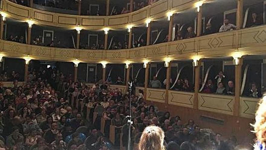 El público llenó ayer el teatro Latorre durante el desfile de moda solidario.