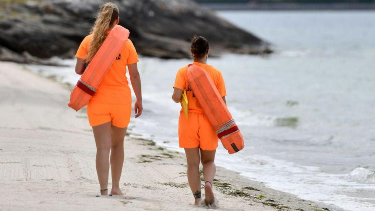 Dos socorristas en una playa de Poio este pasado verano. |   // G. SANTOS