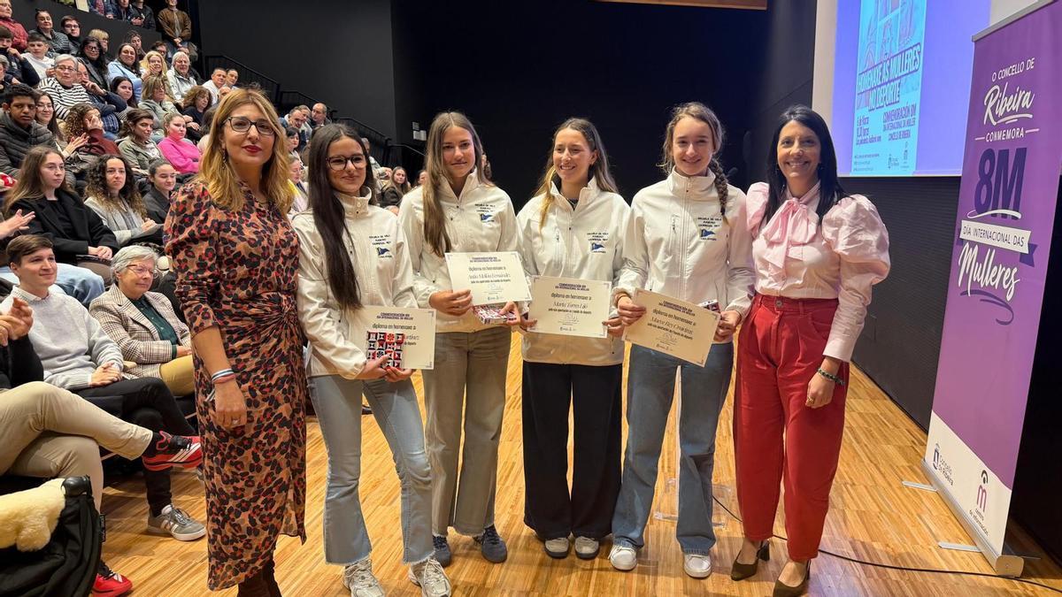 Catro das deportivas homenaxeadas coa alcaldesa e a concelleira de Igualdade.
