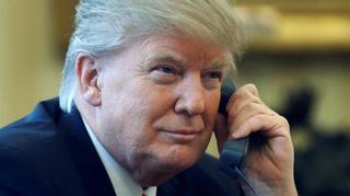 Trump sigue usando su viejo teléfono en lugar del codificado que recibió