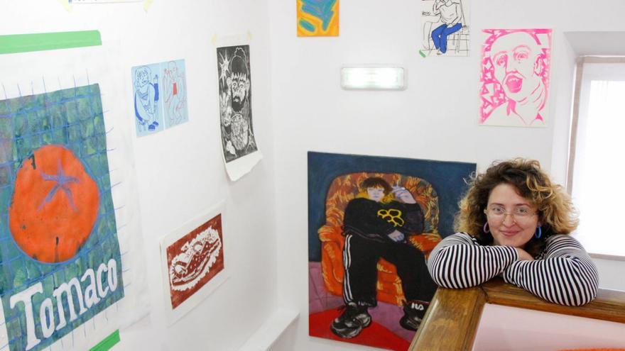 Inés Benito, ante algunas de las obras de la muestra, en el local Zooh Micro-gallery de Gijón. | PEDRO ORTERA