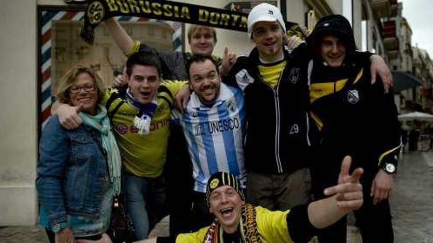 El amarillo del Borussia Dortmund y el blanquiazul del Málaga CF tomaron ayer las calles del centro antes del partido de Champions.