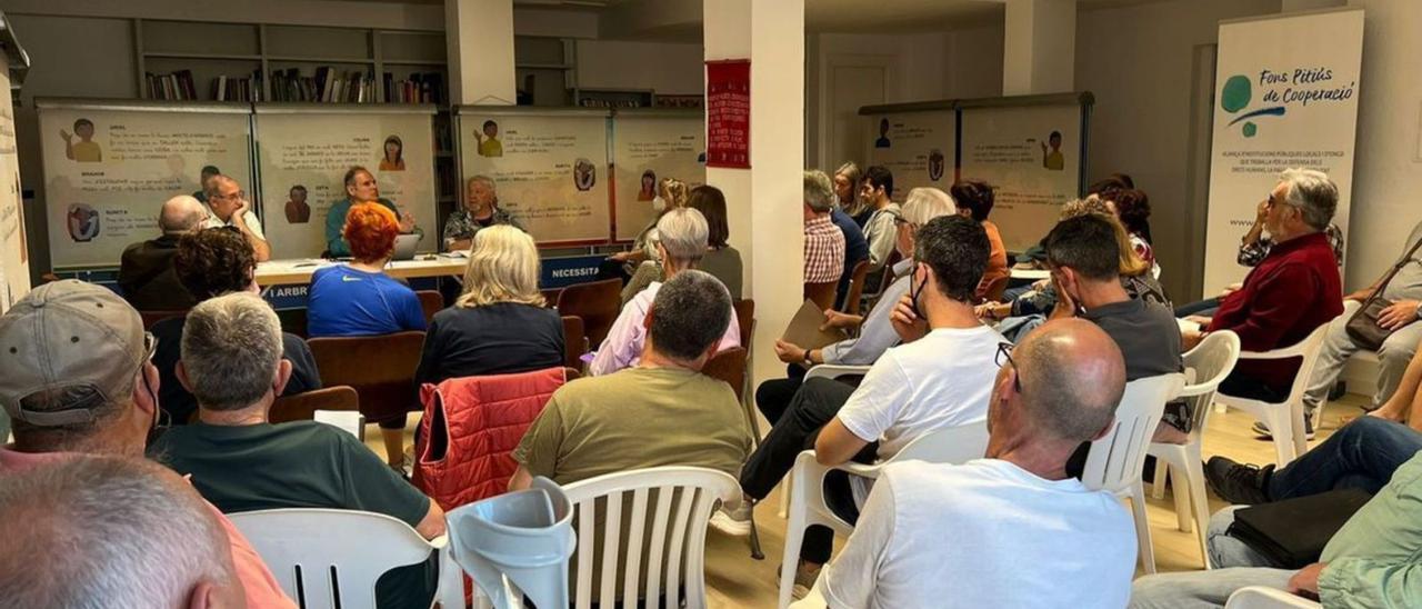 Imagen de la reunión celebrada en mayo con los vecinos del barrio.