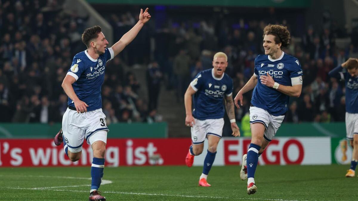 Los jugadores del Arminia celebran un tanto