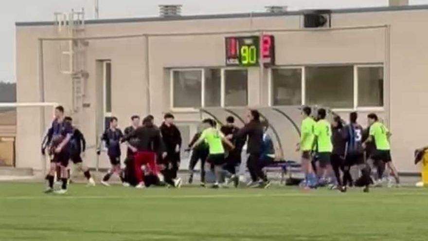 Vídeo | Una baralla tumultuària en un partit de juvenils a Sils acaba amb un jugador a l&#039;hospital