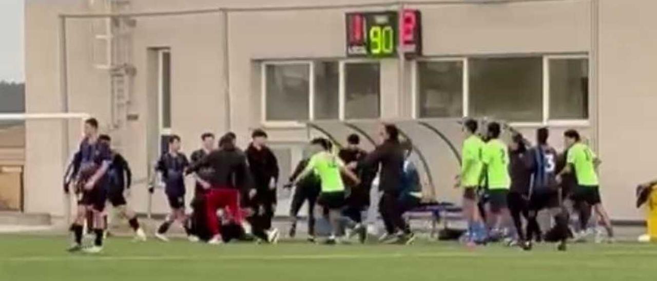 Vídeo | Una baralla tumultuària en un partit de juvenils a Sils acaba amb un jugador a l'hospital