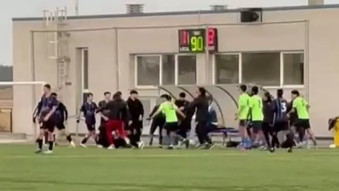 Vídeo | Una baralla tumultuària en un partit de juvenils a Sils acaba amb un jugador a l'hospital