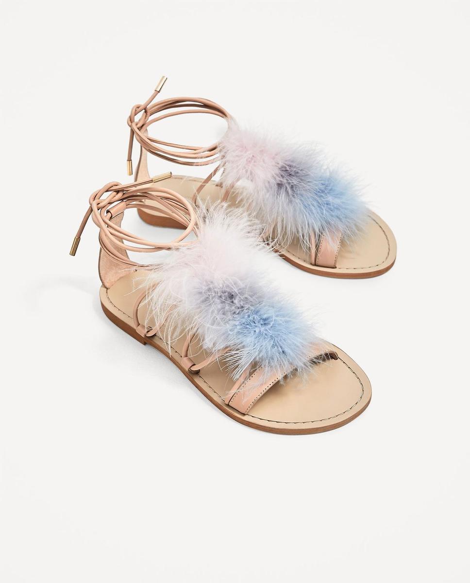 Zara y sus zapatos de plumas y 'brilli brilli': Sandalias de tiras con plumas (39,95 euros).