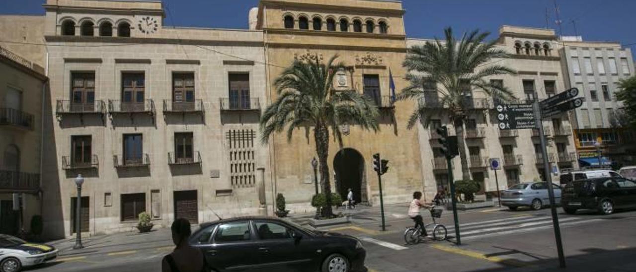 El Ayuntamiento de Elche, en la parte que da a la Plaça de Baix.