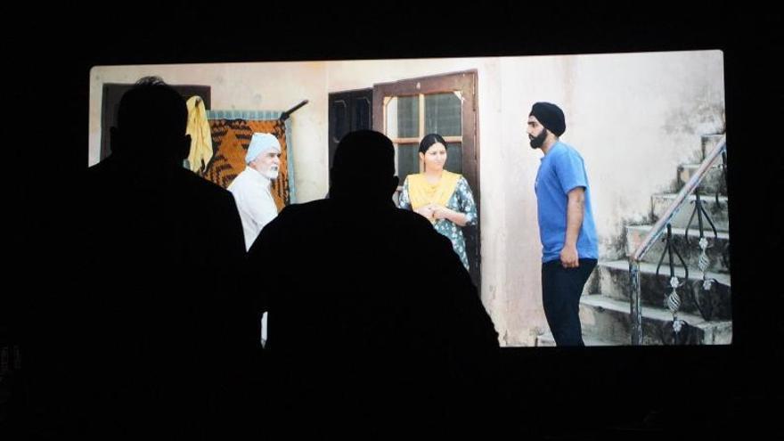 Espectadors als cinemes Ocine de Girona el febrer passat durant la projecció de «Aaja Mexico Chaliye», un dels films indis que distrubueix  Ajay Jeth.