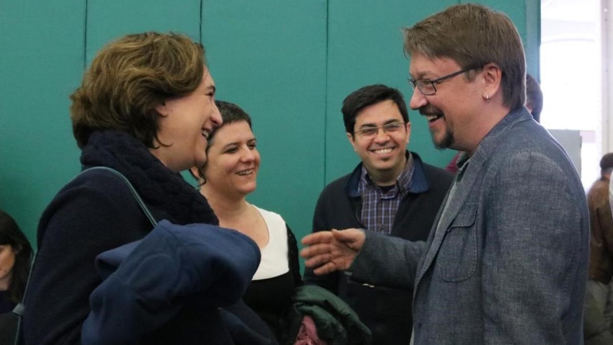 Colau y Domènech conversan, este sábado, en el acto de presentación de la candidatura del segundo.