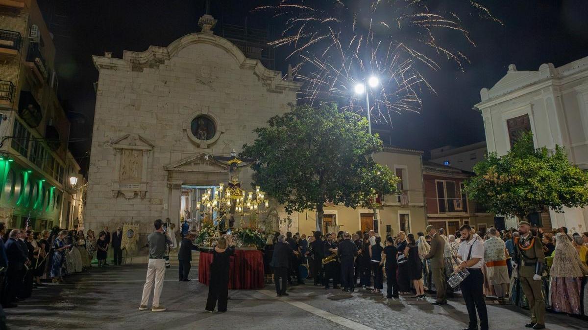 La solemne procesión de las Fiestas Mayores de Paterna en honor al Santísimo Cristo de la Fe y San Vicente Ferrer.