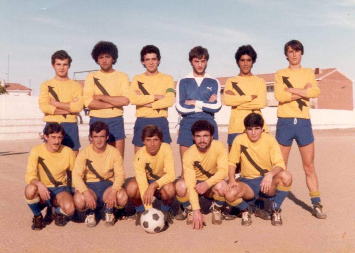"La Federación era un campo de tierra, donde entrenábamos los días de diario y jugábamos los domingos los futbolistas del Flecha Negra".