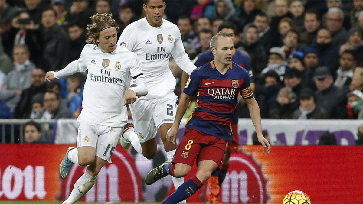 Luka Modric, Raphael Varane y Andrés Iniesta durante el clásico Real Madrid - FC Barcelona de la Liga 2015/16