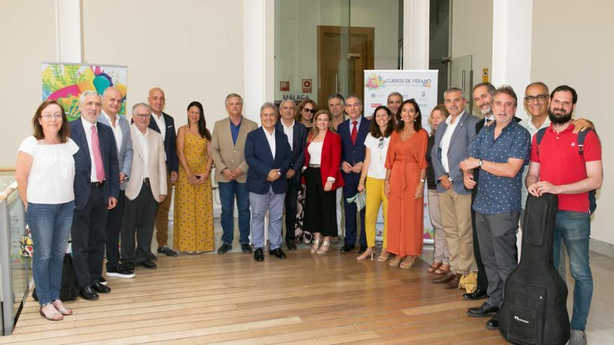 Foto de familia con los directores de los cursos.