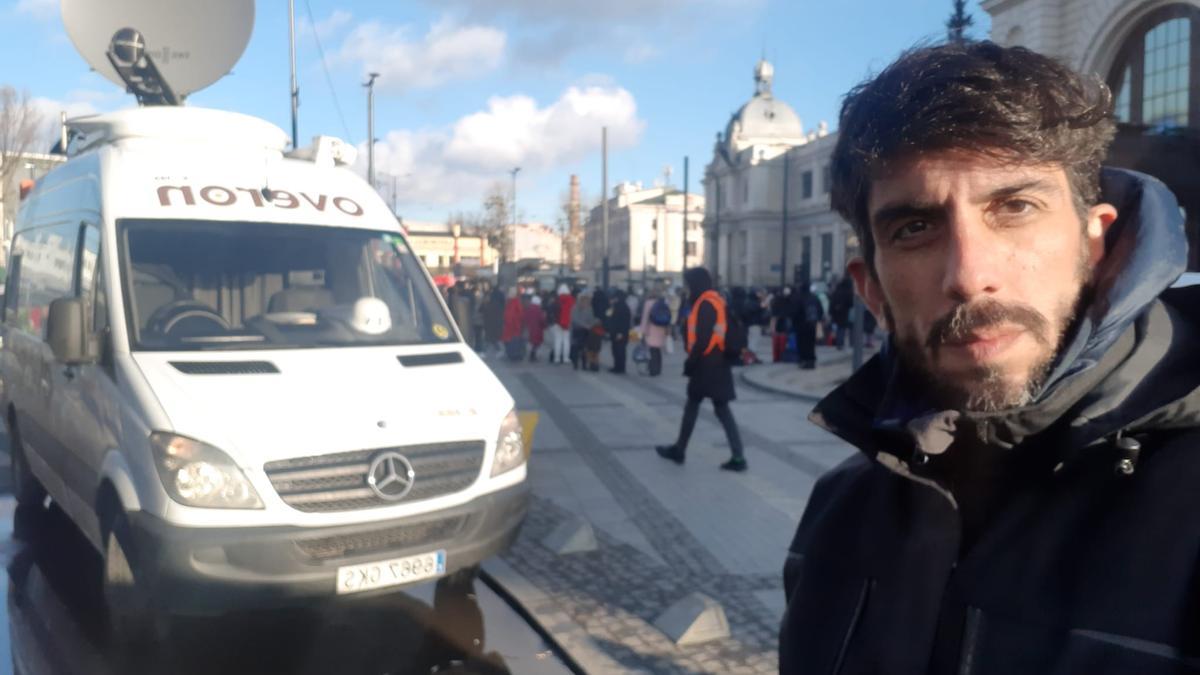 En Ucrania: José María Sánchez, en la estación de tren de Lviv, con gente haciendo cola al fondo.