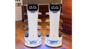 Dos de los tres robots del restaurante El Pòsit de Cambrils.