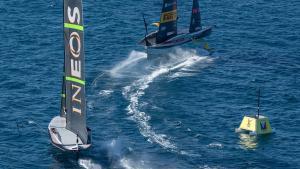 El AC75 de Ineos Britannia persigue al barco de Luna Rossa Prada Pirelli a la salida de una puerta, en la regata de este lunes en la final de la Louis Vuitton Cup.