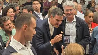 El presidente sorprende en el estreno de la Festa do Marisco de O Grove