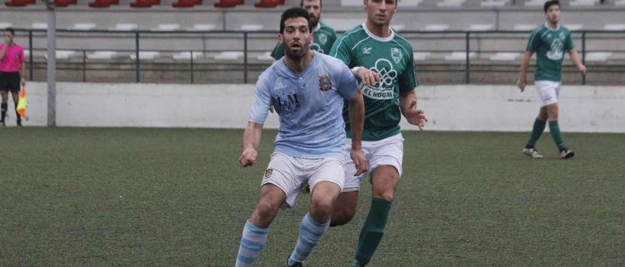 Andrés protege el balón ante el acoso de un futbolista del Campo Lameiro. // Santos Álvarez