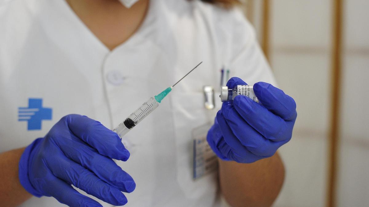 Una enfermera preparando la administración de una vacuna