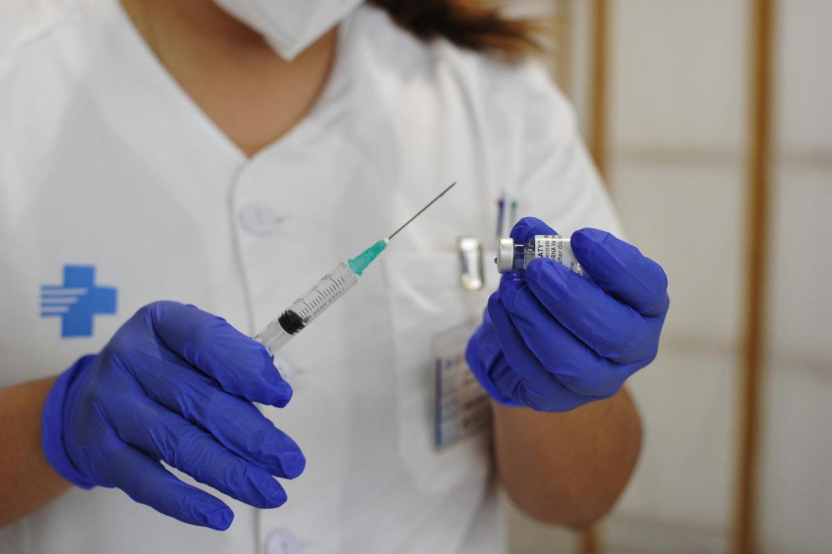 Una infermera preparant ladministració duna vacuna