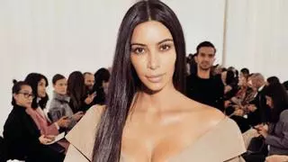 El truco de Kim Kardashian para una piel sin imperfecciones: deja pasar unos segundos antes de seguir con este paso de tu rutina