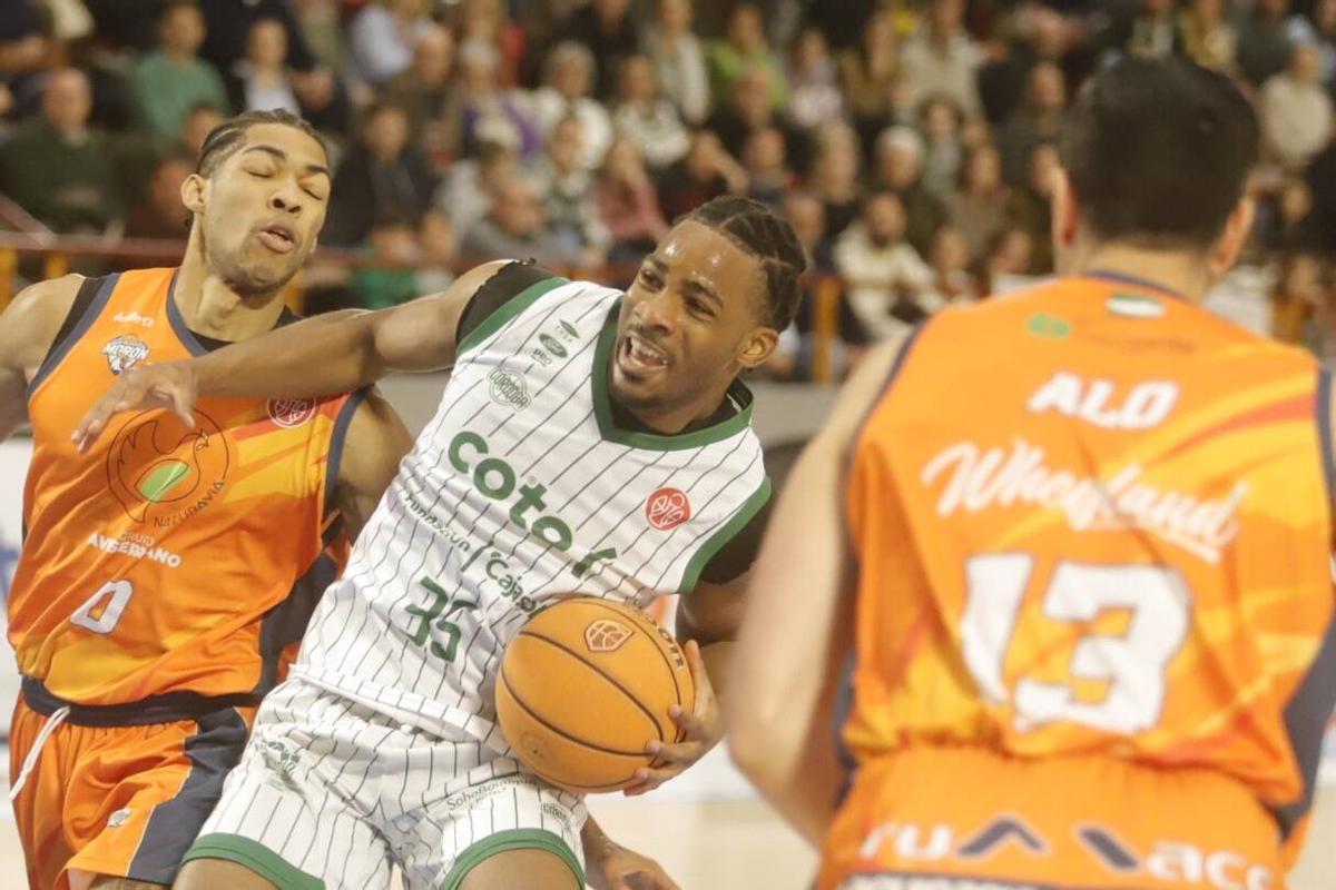 Jacques Guemeta defiende la posesión del balón en un partido de la presente temporada.