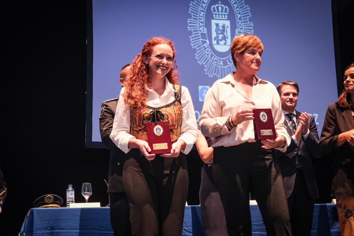 Irene Rangel (izquierda) tras recibir la distinción de la Policía Local de Badajoz.