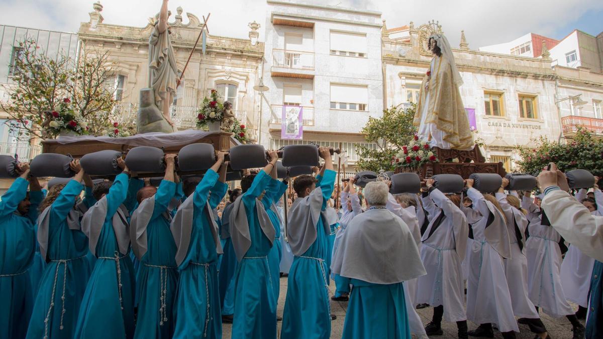 Encuentro entre el Cristo Resucitado y la Virgen de la Aurora.
