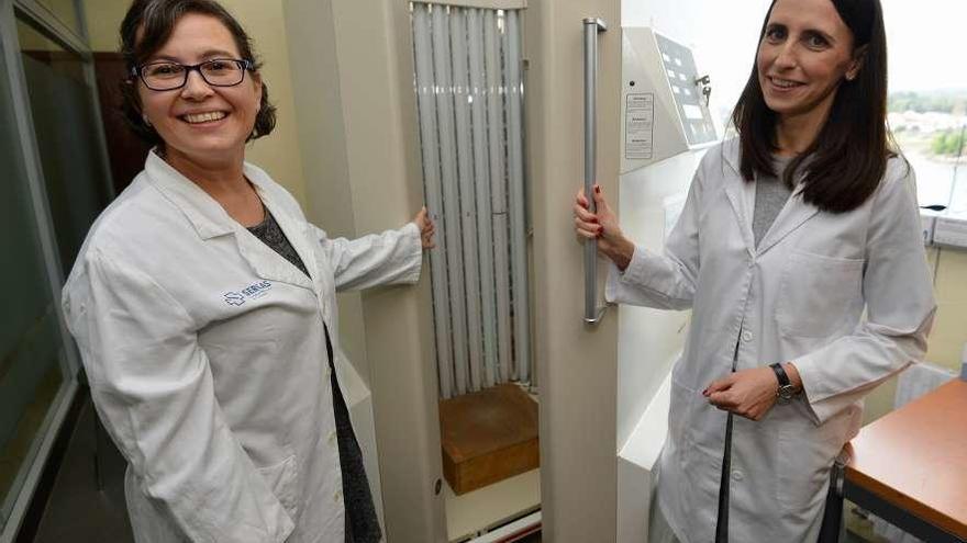 María Teresa Abalde Pintos y Laura Salgado Boquete muestran la cabina de fototerapia. // Gustavo Santos