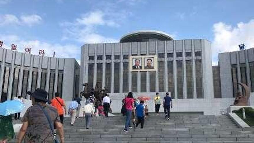 Las fotos de los líderes del régimen en un edificio.