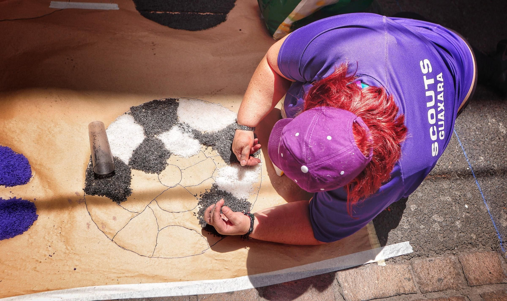 Elaboración de alfombras del Corpus en Santa Cruz