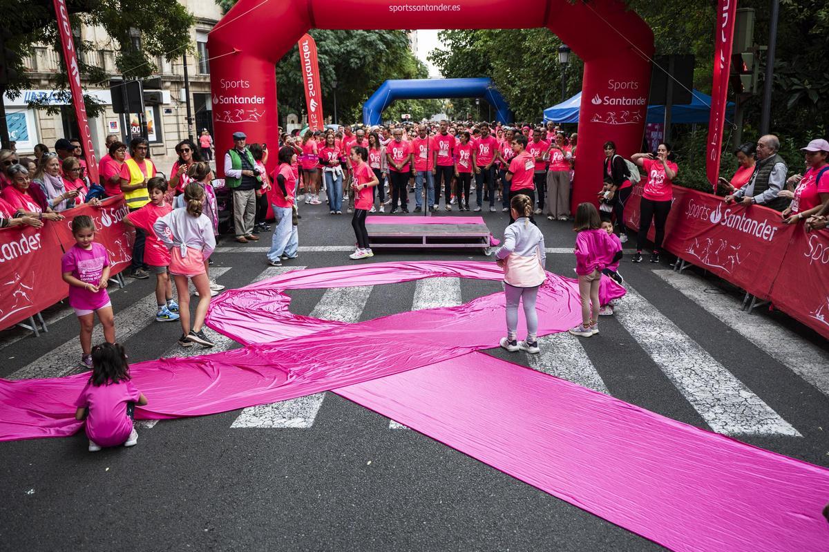 Así ha sido la marcha rosa de Cáceres en imágenes: la ciudad se vuelca con el cáncer de mama Así ha sido la marcha rosa de Cáceres en imágenes: la ciudad se vuelca con el cáncer de mama