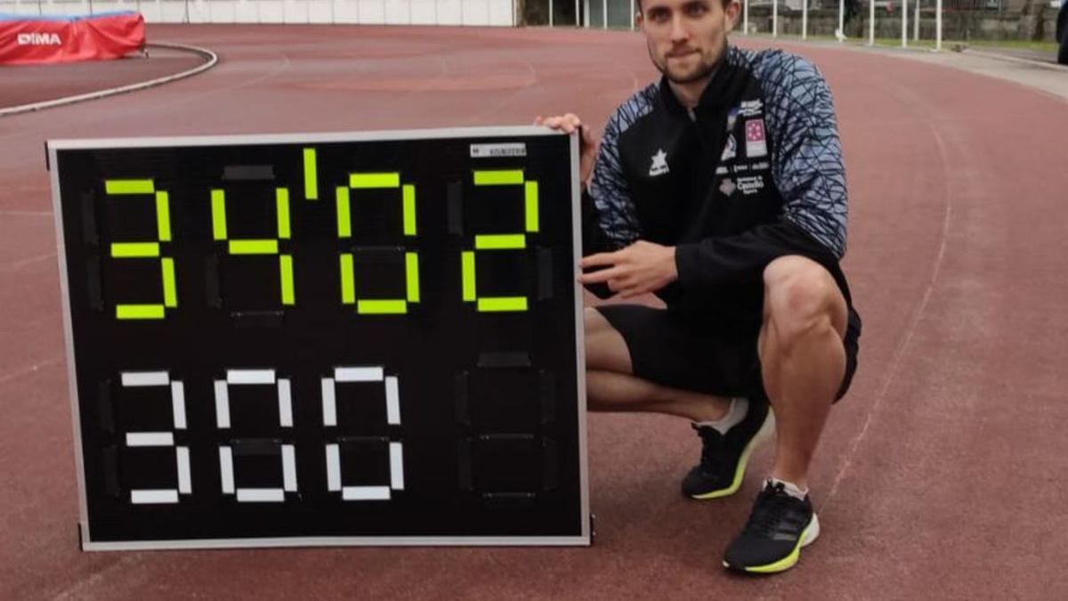 Mauro Triana bate en Pontevedra  el récord gallego de 300 metros | LA OPINIÓN