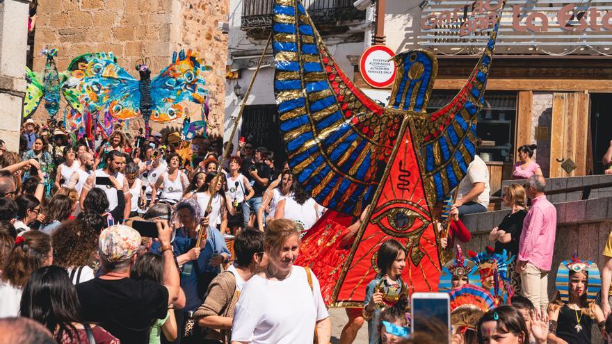 FOTOGALERÍA | Womad se despide a todo color con su desfile en Cáceres